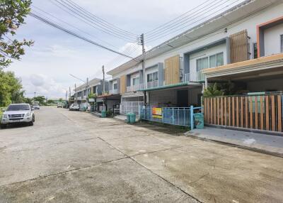 90 Sqm., 3 Beds, 2 Baths Townhouse listed for ฿ 2,048,000.