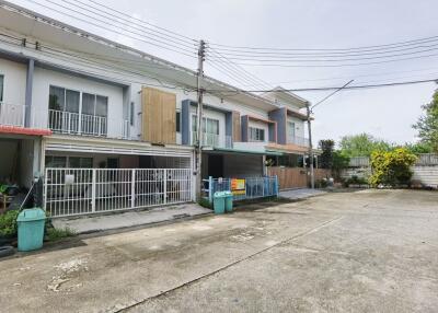 90 Sqm., 3 Beds, 2 Baths Townhouse listed for ฿ 2,048,000.