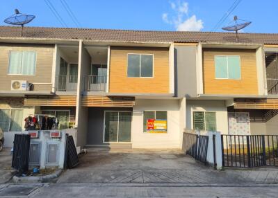 80 Sqm., 2 Beds, 2 Baths Townhouse listed for ฿ 1,805,000.
