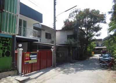 96 Sqm., 3 Beds, 2 Baths Townhouse listed for ฿ 1,450,000.