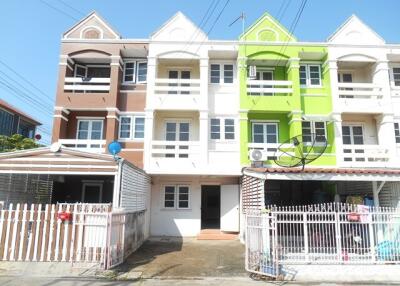 64 Sqm., 3 Beds, 3 Baths Townhouse listed for ฿ 1,400,000.