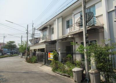 84 Sqm., 3 Beds, 2 Baths Townhouse listed for ฿ 1,568,000.