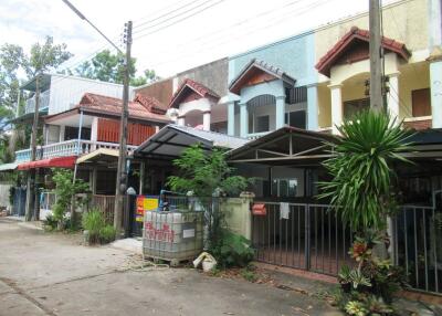 90 Sqm., 3 Beds, 2 Baths Townhouse listed for ฿ 1,520,000.