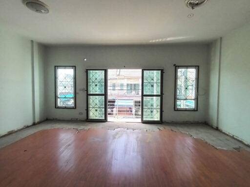 81 Sqm., 3 Beds, 2 Baths Townhouse listed for ฿ 1,520,000.