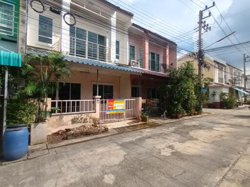 81 Sqm., 3 Beds, 2 Baths Townhouse listed for ฿ 1,520,000.
