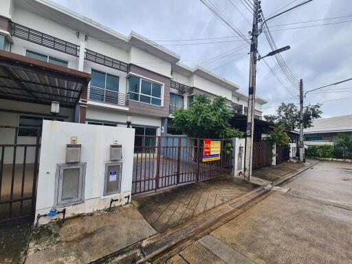 87 Sqm., 3 Beds, 2 Baths Townhouse listed for ฿ 1,628,000.