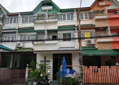 64 Sqm., 3 Beds, 3 Baths Townhouse listed for ฿ 1,425,000.