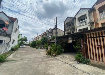 95 Sqm., 3 Beds, 2 Baths Townhouse listed for ฿ 1,575,000.