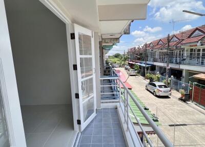 64 Sqm., 2 Beds, 1 Bath Townhouse listed for ฿ 1,280,000.