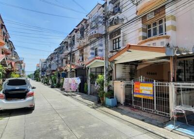 64 Sqm., 3 Beds, 2 Baths Townhouse listed for ฿ 1,330,000.