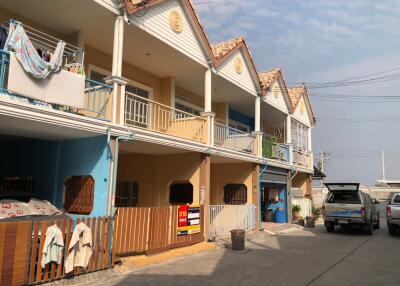 64 Sqm., 2 Beds, 1 Bath Townhouse listed for ฿ 1,100,000.