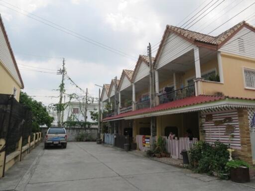 64 Sqm., 2 Beds, 1 Bath Townhouse listed for ฿ 1,100,000.