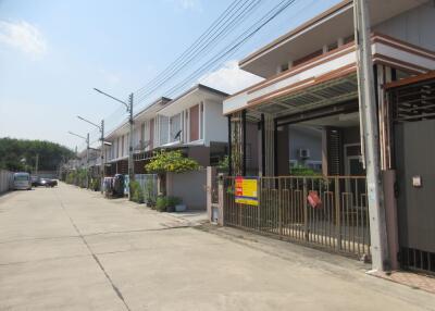 112 Sqm., 2 Beds, 1 Bath Townhouse listed for ฿ 1,283,000.
