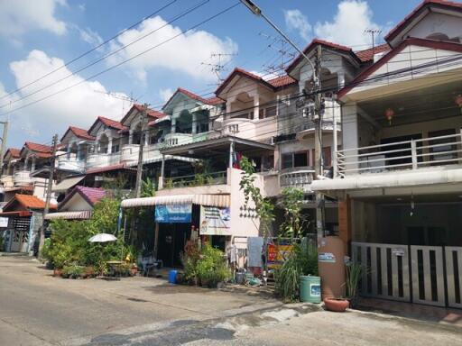 78 Sqm., 3 Beds, 2 Baths Townhouse listed for ฿ 1,235,000.
