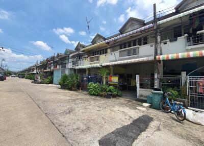 80 Sqm., 3 Beds, 2 Baths Townhouse listed for ฿ 1,235,000.