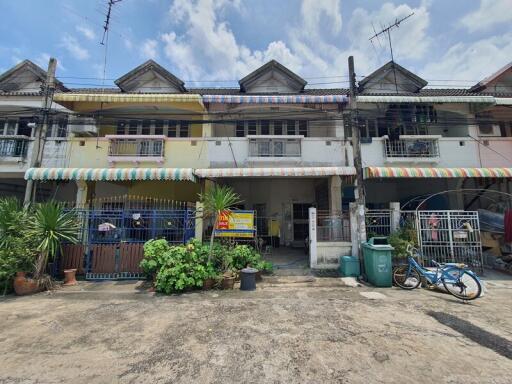 80 Sqm., 3 Beds, 2 Baths Townhouse listed for ฿ 1,235,000.