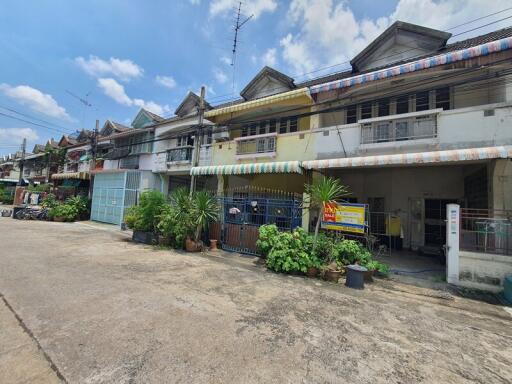 80 Sqm., 3 Beds, 2 Baths Townhouse listed for ฿ 1,235,000.