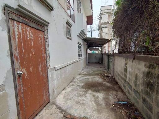 96 Sqm., 2 Beds, 2 Baths Townhouse listed for ฿ 1,188,000.