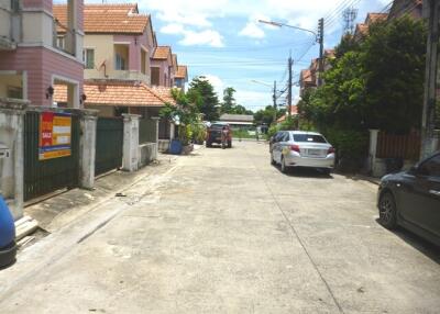 80 Sqm., 2 Beds, 2 Baths Townhouse listed for ฿ 1,308,000.