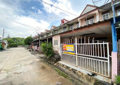 80 Sqm., 2 Beds, 2 Baths Townhouse listed for ฿ 1,045,000.