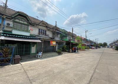 64 Sqm., 3 Beds, 2 Baths Townhouse listed for ฿ 998,000.