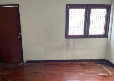 64 Sqm., 2 Beds, 1 Bath Townhouse listed for ฿ 950,000.