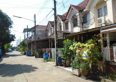 72 Sqm., 3 Beds, 2 Baths Townhouse listed for ฿ 950,000.