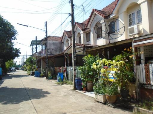 72 Sqm., 3 Beds, 2 Baths Townhouse listed for ฿ 950,000.