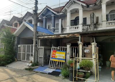 72 Sqm., 2 Beds, 2 Baths Townhouse listed for ฿ 950,000.