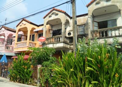 72 Sqm., 1 Bed, 1 Bath Townhouse listed for ฿ 850,000.