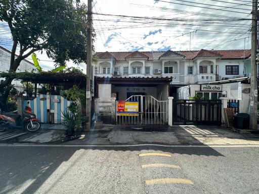 76 Sqm., 2 Beds, 2 Baths Townhouse listed for ฿ 945,000.