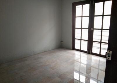 72 Sqm., 3 Beds, 2 Baths Townhouse listed for ฿ 860,000.