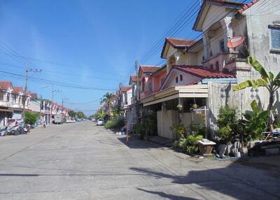 72 Sqm., 3 Beds, 2 Baths Townhouse listed for ฿ 840,000.