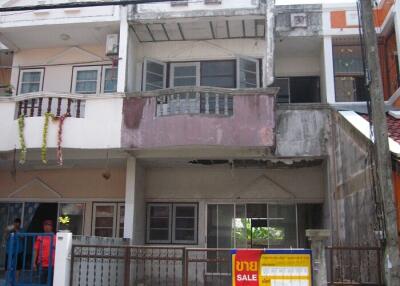 75 Sqm., 3 Beds, 2 Baths Townhouse listed for ฿ 713,000.