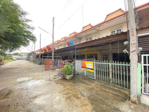 76 Sqm., 2 Beds, 1 Bath Townhouse listed for ฿ 694,000.