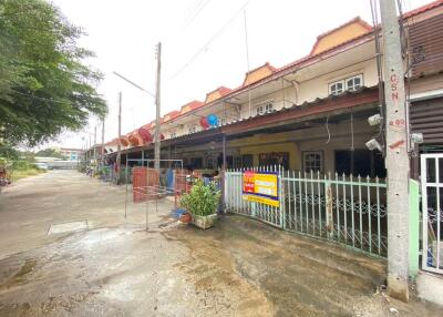 76 Sqm., 2 Beds, 1 Bath Townhouse listed for ฿ 694,000.