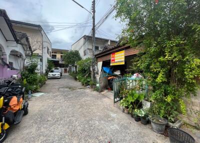 68 Sqm., 1 Bed, 1 Bath Townhouse listed for ฿ 735,000.