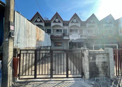 91 Sqm., 2 Beds, 2 Baths Townhouse listed for ฿ 550,000.