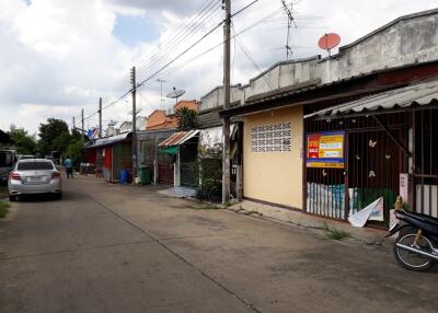 72 Sqm., 2 Beds, 1 Bath Townhouse listed for ฿ 570,000.