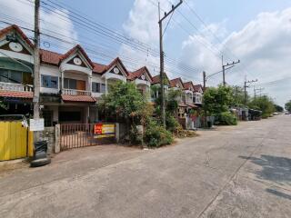 79 Sqm., 2 Beds, 2 Baths Townhouse listed for ฿ 550,000.