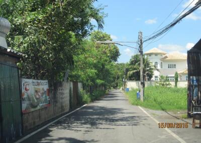 400 Sqm. Land listed for ฿ 998,000.