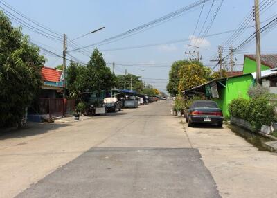 302 Sqm. Land listed for ฿ 754,000.