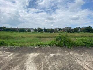400 Sqm. Land listed for ฿ 526,000.