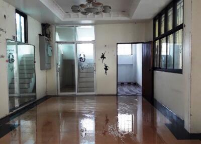 332 Sqm., 5 Beds, 1 Bath House listed for ฿ 18,326,000.