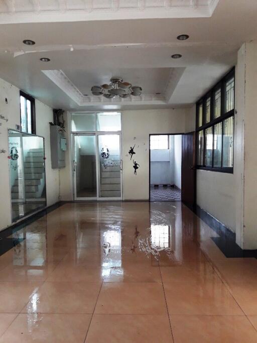 332 Sqm., 5 Beds, 1 Bath House listed for ฿ 18,326,000.