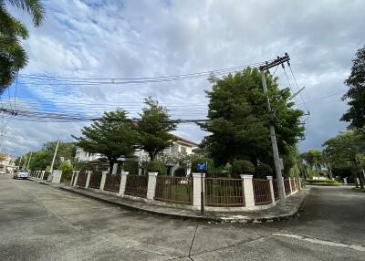 530 Sqm., 4 Beds, 1 Bath House listed for ฿ 9,555,000.