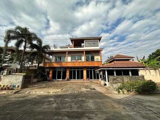 400 Sqm., 1 Bed, 1 Bath House listed for ฿ 6,400,000.