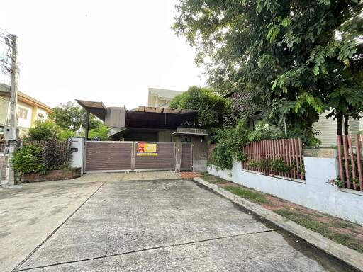 1,037 Sqm., 3 Beds, 3 Baths House listed for ฿ 7,330,000.