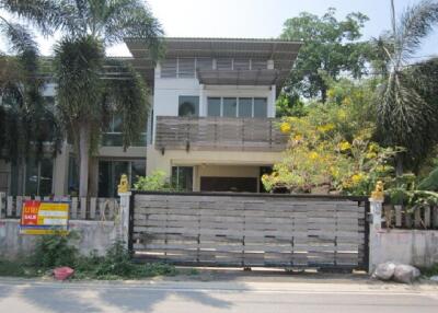 520 Sqm., 1 Bed, 1 Bath House listed for ฿ 6,706,000.