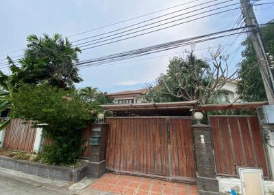 400 Sqm., 1 Bed, 1 Bath House listed for ฿ 4,725,000.